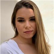 Estudiante imparte clases a niños de todas las edades
